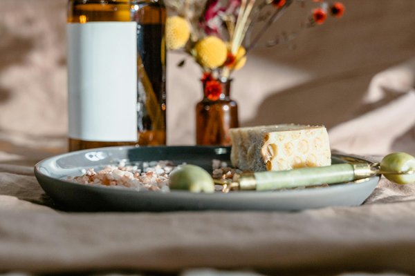 How can you choose the right sunglasses that flatter your face shape and outfit?